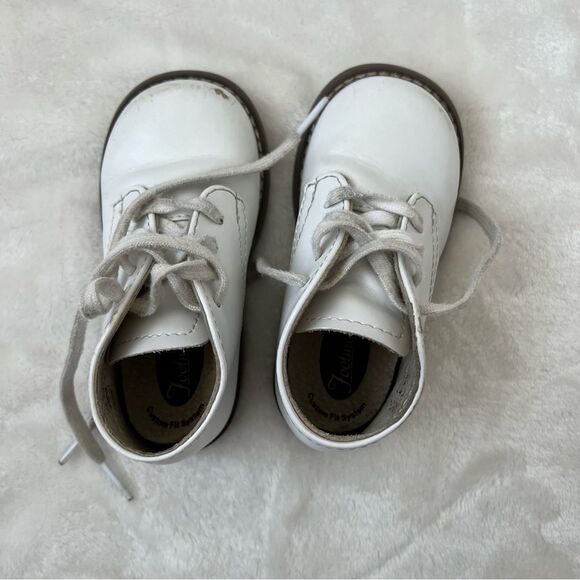 Footmates Todd Bootie- White size 5.5. GUC. Scuffs on toes and dingy laces. - Picture 3 of 6